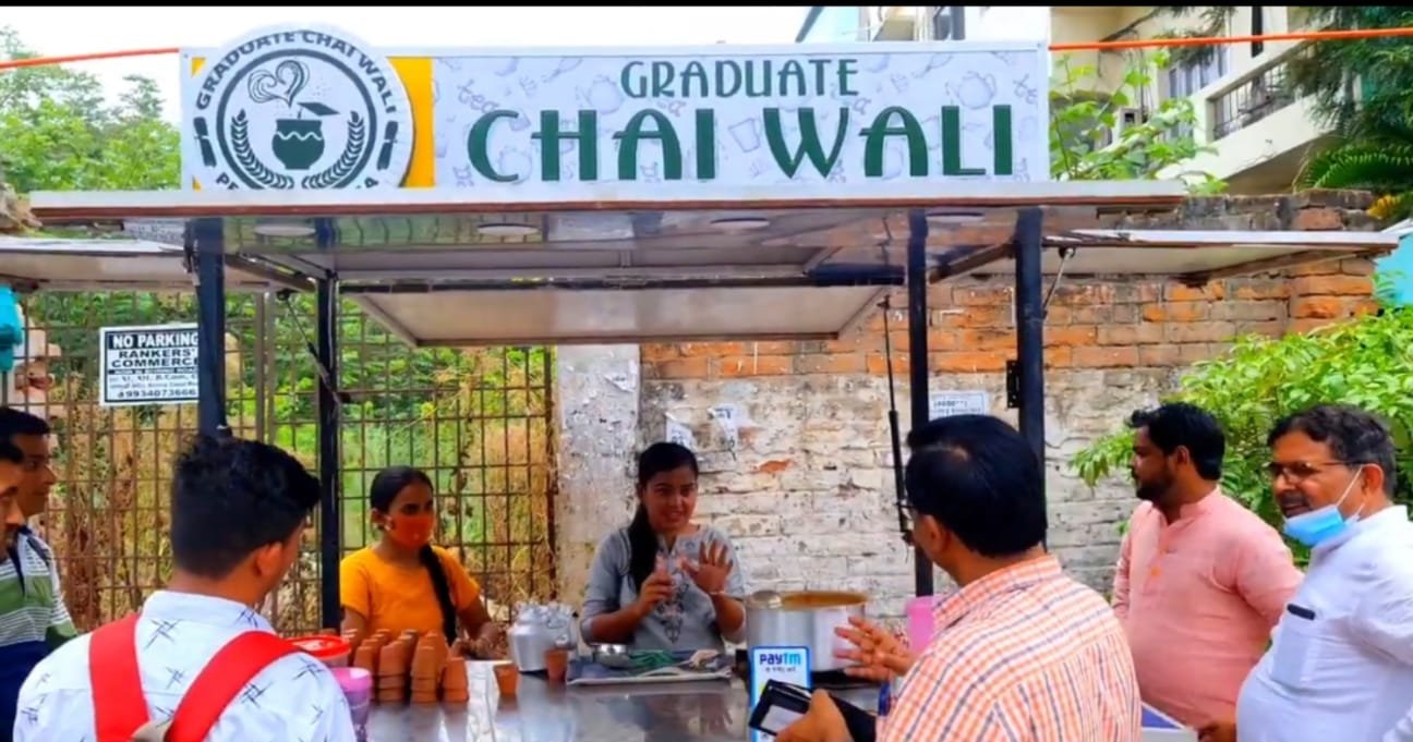 Patna की Graduate चाय वाली का दूकान अब नए अवतार में यहां खुला, लोगो की लगी भीड़ जानिए